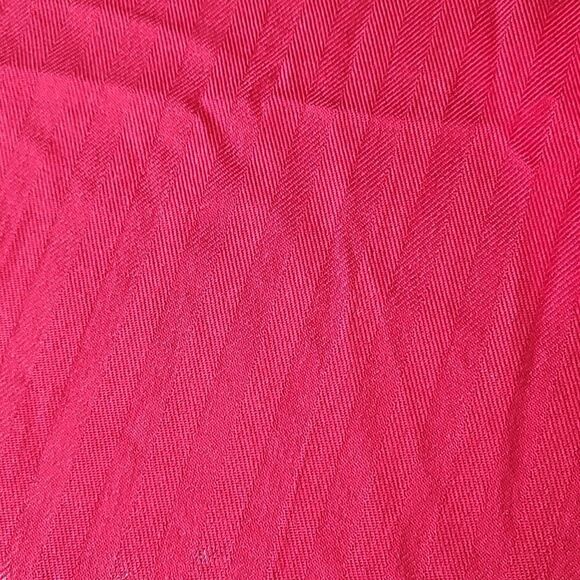 Tablecloth Sitting For 4, Round 70" Cherry Red - Picture 7 of 15